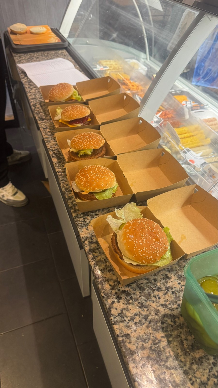 Burgers klaargemaakt in de frituur
