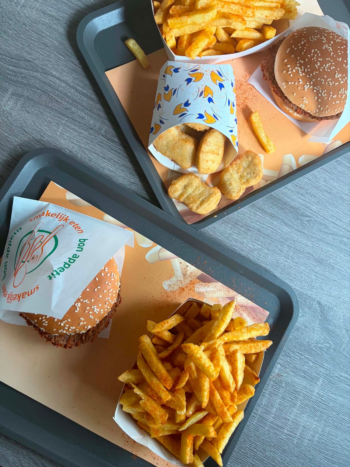 Frietjes en burgers geserveerd bij Frituur Bahamas